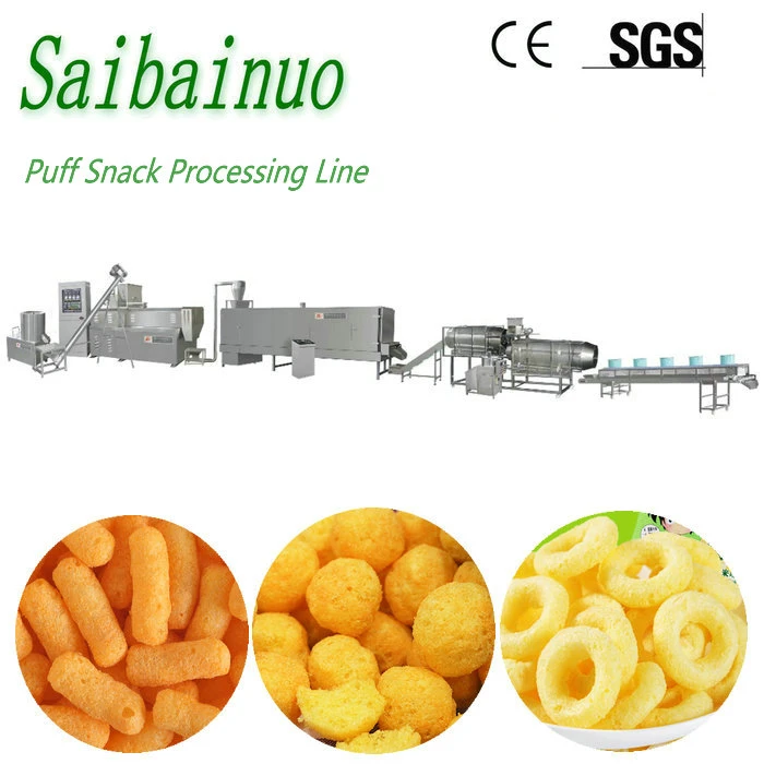 Snack di bastoncini di soffio di mais con palline di formaggio dolce che fanno la linea di macchine